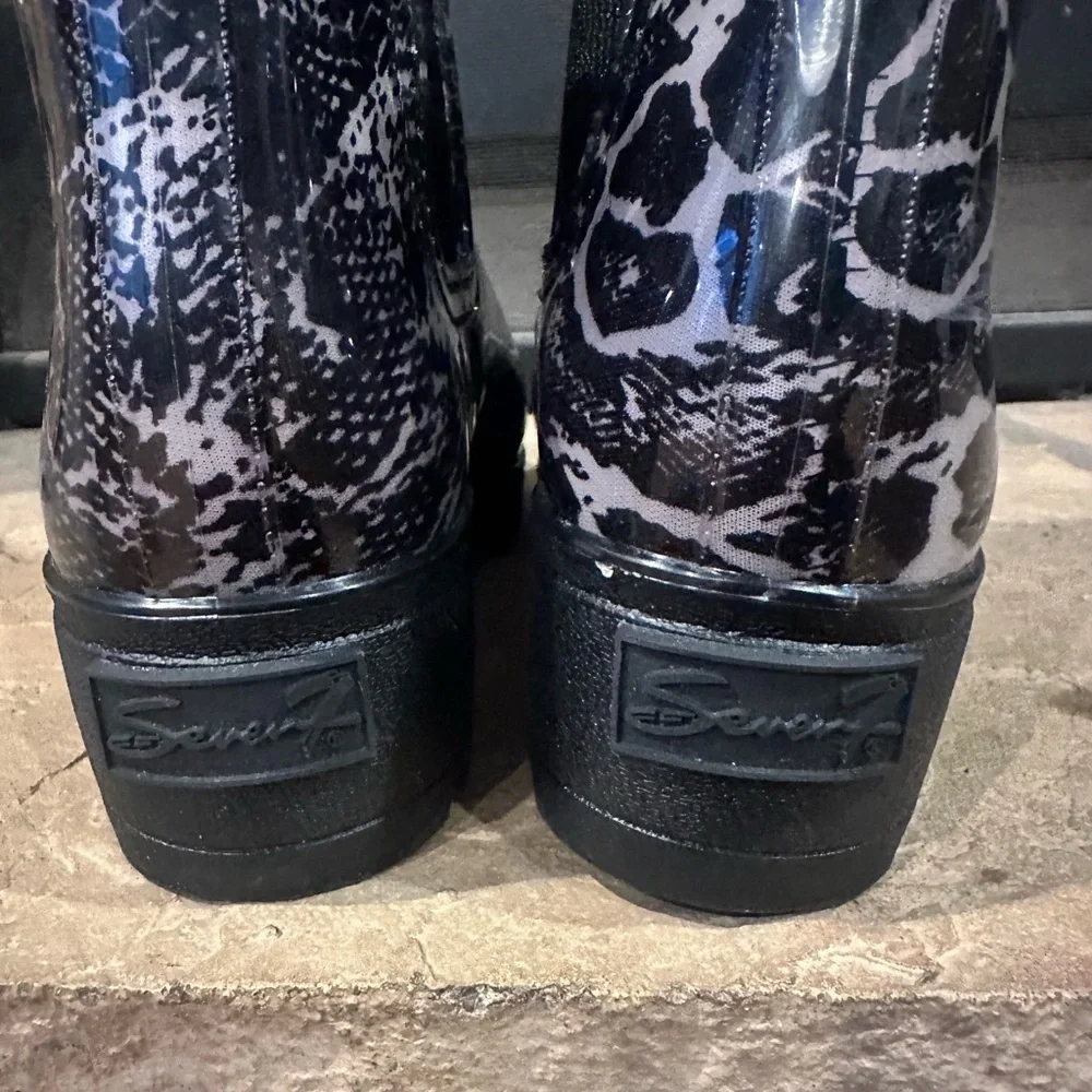 Seven7 Women's Black and White Snow Leapord Patterned chelsea style Rain Boots